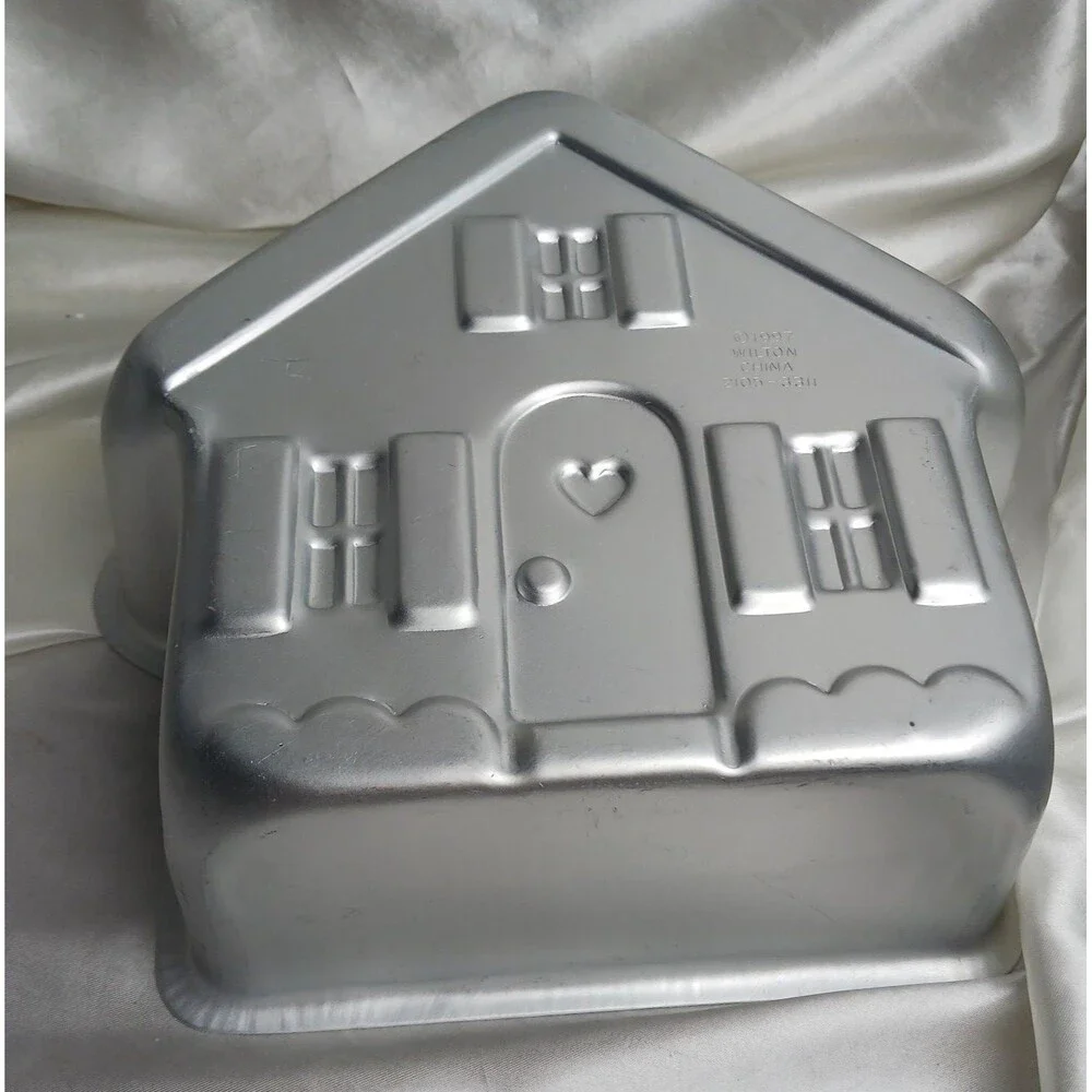 VINTAGE WILTON STAND UP HOUSE CAKE PAN